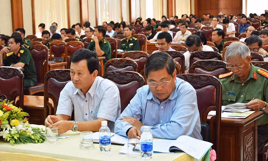 Bí thư Tỉnh ủy Dương Văn Trang cùng các đại biểu Tham dự Hội nghị quán triệt các Nghị quyết, Kết luận, Chỉ thị của Bộ Chính trị và Ban Bí thư. Ảnh: Minh Nguyễn