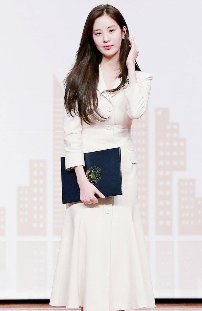 Diện bộ váy trắng đơn giản, Seohyun càng đẹp rực rỡ hơn