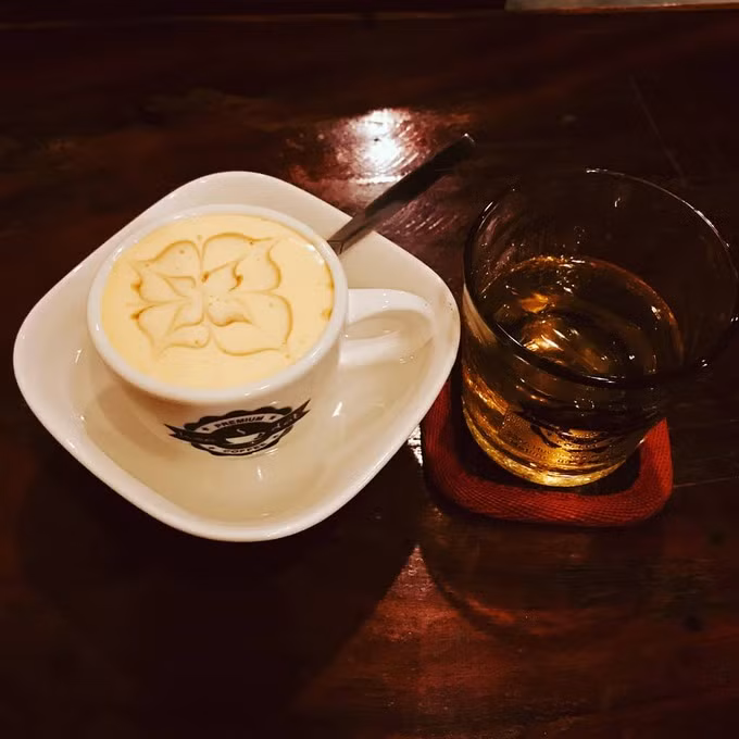 Tại quán, anh Văn và chị Chiên chú trọng đến chất lượng cũng như hương vị của đồ uống như cà phê, trà, nước ép, sinh tố, nước uống đá xay... Hiện tại, các bạn trẻ đến quán có thêm nhiều lựa chọn như: cà phê trứng, matcha trứng, cốt dừa cà phê, và cốt dừa chocolate. Đồ uống tại quán có mức giá trung bình 20.000 - 35.000 đồng. Cơm trưa là 32.000 đồng.