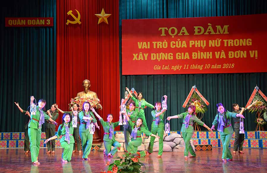 Một tiết mục văn nghệ tại buổi tọa đàm. Ảnh: Vĩnh Hoàng