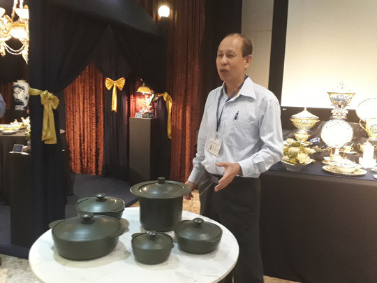 Ông Lý Ngọc Minh bên một trong những bộ sản phẩm của Minh Long