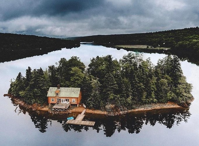  Một nơi trú ẩn cho Robinson Crusoe hiện đại: một ngôi nhà riêng, một khu rừng riêng và một hòn đảo riêng.