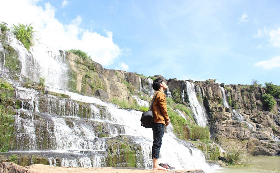 Những người trẻ thường đến đây vào mùa thác có nhiều nước để tìm cảnh đẹp
