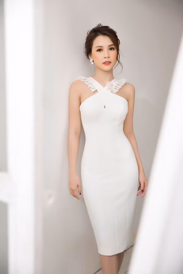 Trong bộ ảnh mới, Sam lựa chọn kiểu tóc búi cao, đánh rối ở phần mái để trông chững chạc hơn.