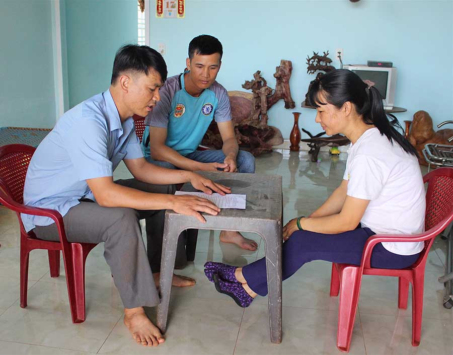 Thành viên của Tổ tự quản đang tuyên truyền, vận động người dân trong thôn thực hiện quy ước bảo vệ môi trường. Ảnh: H.T