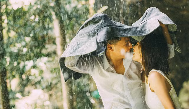 Tình yêu của cặp đôi này chính là minh chứng rằng không phải tình đầu nào cũng mỏng manh và dễ tan vỡ, chỉ cần chân thành dành trao nhau sự thương mến, vì nhau mà cố gắng, không buông bỏ nhau dù bất cứ lý do gì.