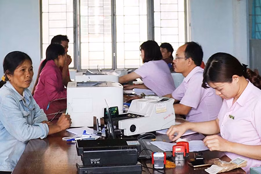  Cán bộ, nhân viên Phòng Giao dịch Ngân hàng CSXH huyện Chư Pưh xuống xã Ia Hla tổ chức phiên giao dịch với người dân. Ảnh: H.T