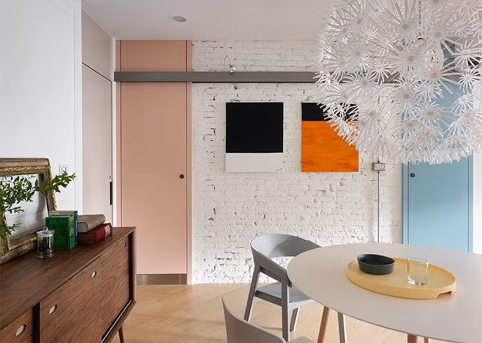  Bức tường gạch không được tô trát kỹ tạo nên đặc trưng riêng cho căn hộ.