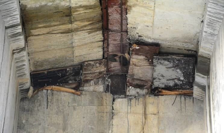  Lộ ra những tấm ván, bẹ chuối dưới trần cầu chui VD09B