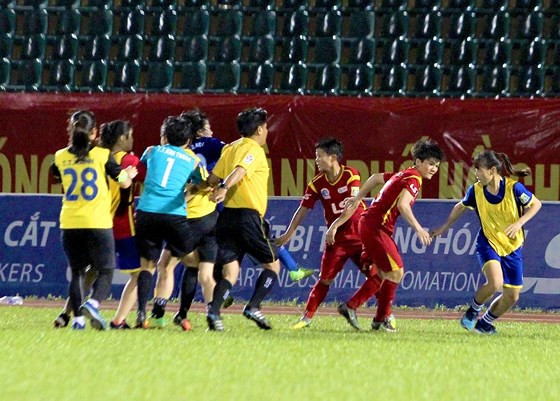 Hình ảnh hỗn loạn sau trận đấu. Ảnh: NGUYỄN HOÀNG Hình ảnh hỗn loạn sau trận đấu. Ảnh: NGUYỄN HOÀNG
