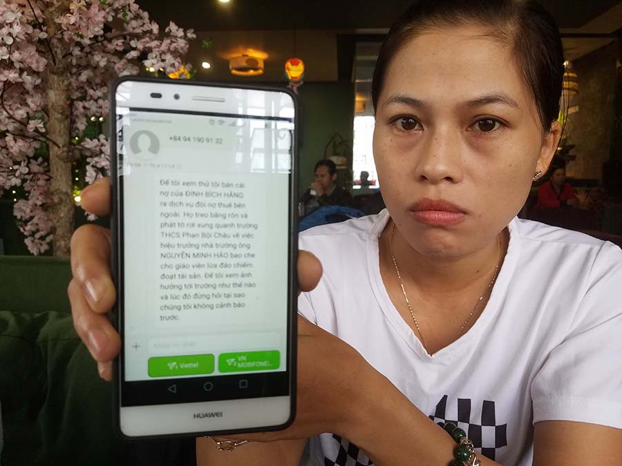 Chị Hằng bức xúc vì bị nhắn tin đòi nợ theo kiểu “khủng bố”. Ảnh: Văn Ngọc
