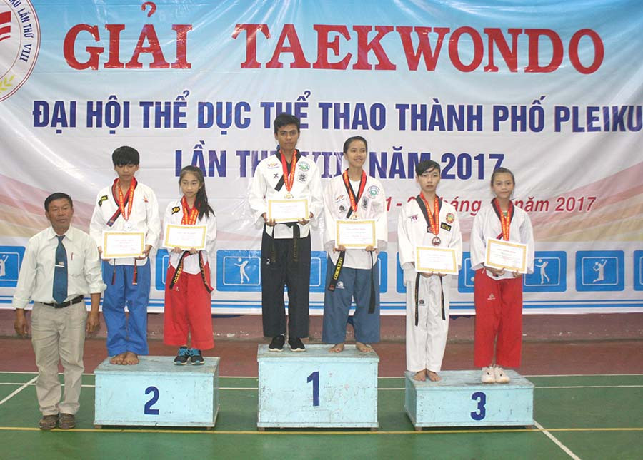  Các vận động viên taekwondo TP. Pleiku trên bục nhận huy chương. Ảnh: M.V