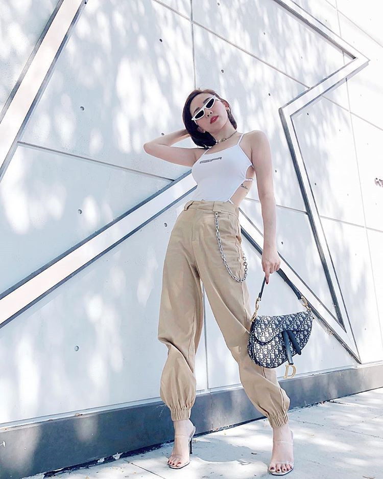 "Saddle bag" được ra mắt trong bộ sưu tập thu đông 2018 của Dior, trình làng hồi đầu năm. Sản phẩm có phiên bản cỡ lớn và phiên bản mini với giá dao động từ 2.350 USD đến 8.500 USD (khoảng 197 triệu đồng). Ngoài quai dài bản to để đeo chéo, tín đồ thời trang còn có thể sử dụng túi saddle như mẫu túi xách tay hoặc đeo vai với phần quai ngắn hơn.