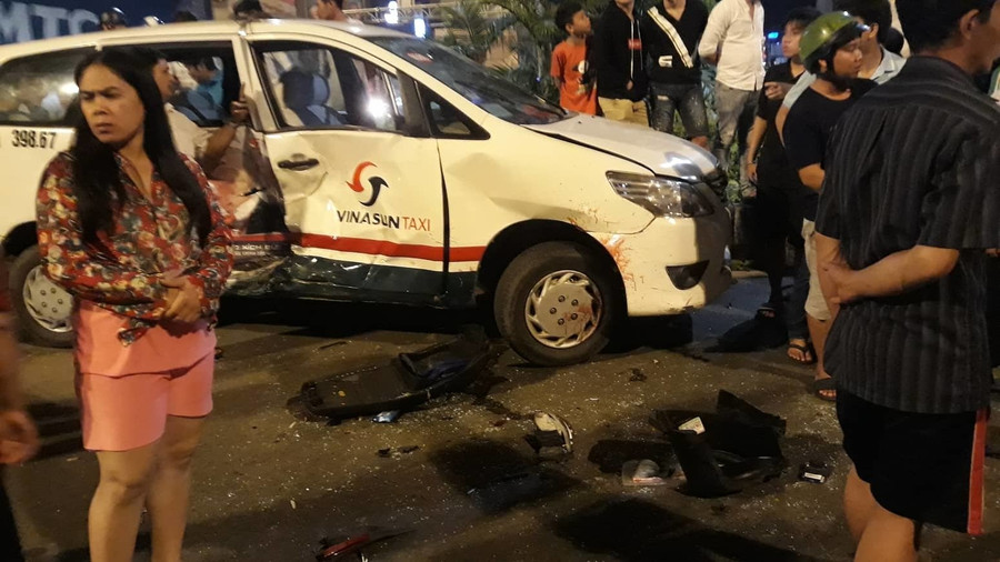 Xe taxi của hãng Vinasun bị xe BMW tông trúng dập nát phần thân, tài xế bị thương nặng được đưa đi cấp cứu