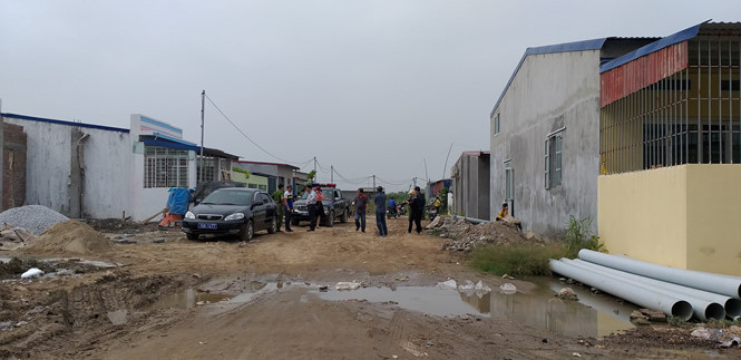 Cơ quan chức năng triển khai lực lượng, phương tiện kiểm tra, xử lý đối với các trường hợp xây dựng lấn chiếm đất quốc phòng tại khu Đồng Xá, phường Thành Tô, quận Hải An, thành phố Hải Phòng ẢNH LÊ TÂN