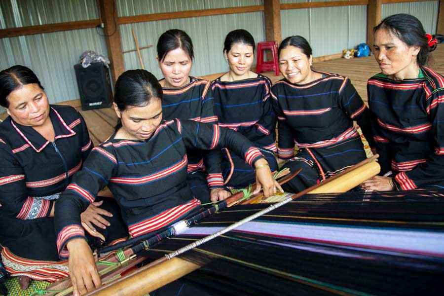 Phụ nữ khởi nghiệp từ nghề truyền thống mong muốn được hỗ trợ tìm kiếm thị trường tiêu thụ sản phẩm. Ảnh: Nguyễn Linh Vinh Quốc Phụ nữ khởi nghiệp từ nghề truyền thống mong muốn được hỗ trợ tìm kiếm thị trường tiêu thụ sản phẩm. Ảnh: Nguyễn Linh Vinh Quốc