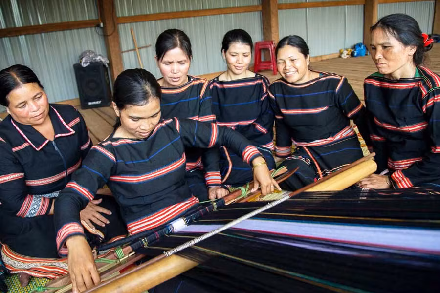 Phụ nữ khởi nghiệp từ nghề truyền thống mong muốn được hỗ trợ tìm kiếm thị trường tiêu thụ sản phẩm. Ảnh: Nguyễn Linh Vinh Quốc