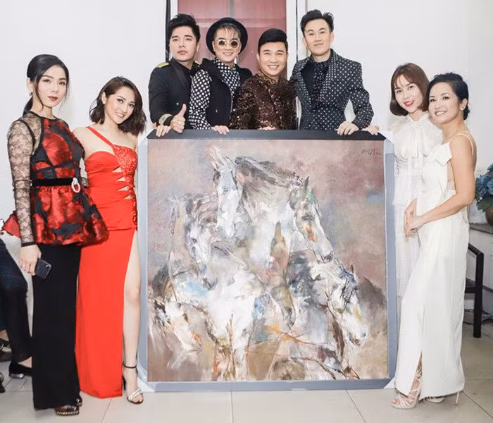 Bức tranh trước khi bị các ca sĩ ký tên.