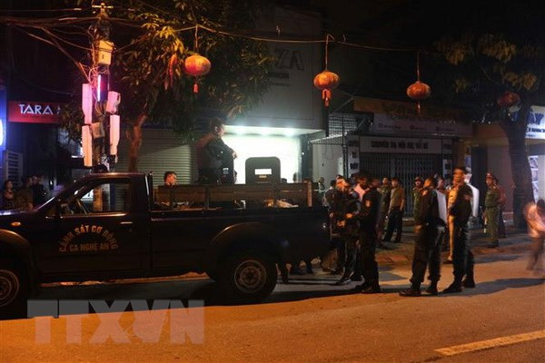 Lực lượng chức năng triển khai xung quanh ngôi nhà đối tượng Lê Ngọc Sơn cố thủ. (Ảnh: Nguyễn Oanh/TTXVN) Lực lượng chức năng triển khai xung quanh ngôi nhà đối tượng Lê Ngọc Sơn cố thủ. (Ảnh: Nguyễn Oanh/TTXVN)