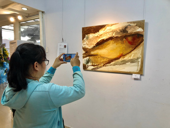 Tranh của họa sĩ Luc Gauthier thu hút người xem tại triển lãm