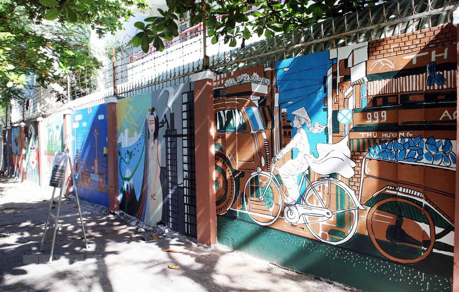 Những mảng tường cũ kĩ như được khoác lên một tấm áo mới. (Ảnh: Trần Lê Lâm/TTXVN)