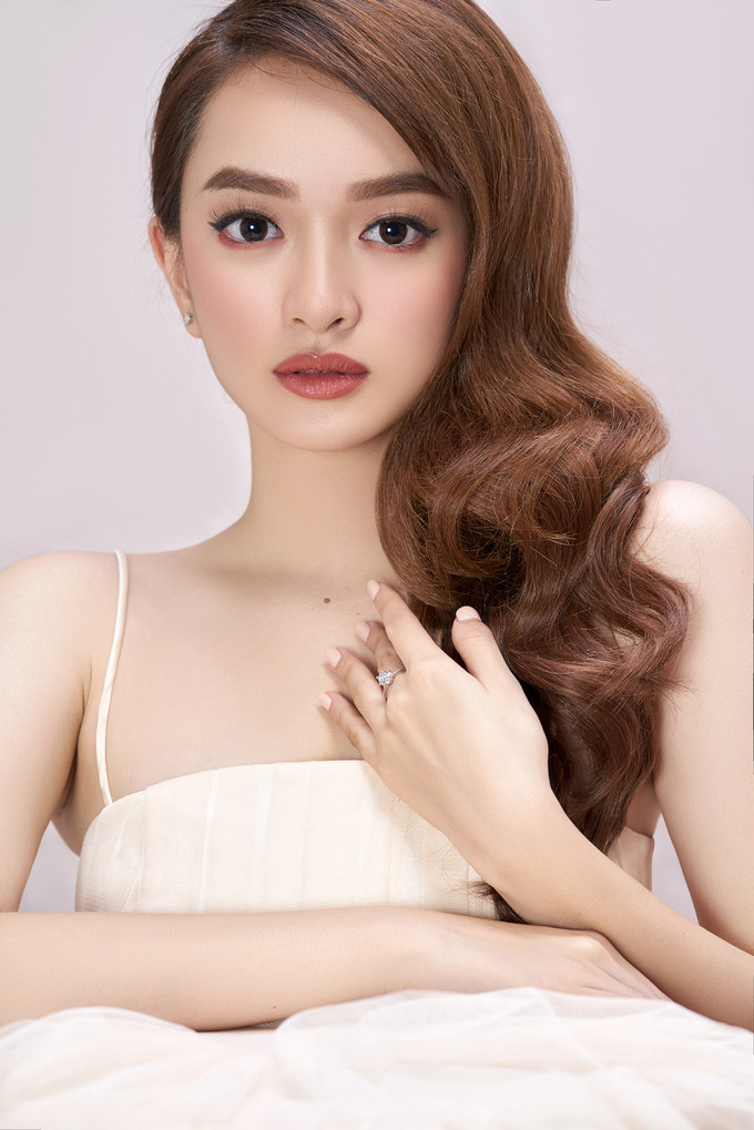 Các cô nàng chuộng son môi cam đất có thể có thể tạo điểm nhấn bằng cách thoa một lớp mỏng son nhũ hoặc tận dụng phấn bắt sáng chấm vào chính giữa lòng môi, tạo cảm giác căng mọng, quyến rũ hơn.