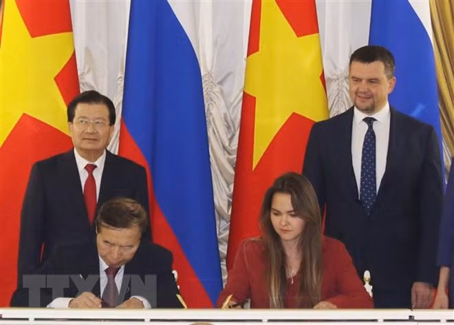  Phó Thủ tướng Trịnh Đình Dũng và Phó Thủ tướng Nga Maksim Akimov chứng kiến Lễ ký kết các văn kiện hợp tác giữa hai nước. (Ảnh: Dương Trí/TTXVN)