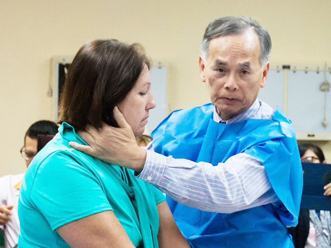 Bác sĩ Daniel Trương khám cho bệnh nhân ở Cuba ẢNH: NVCC