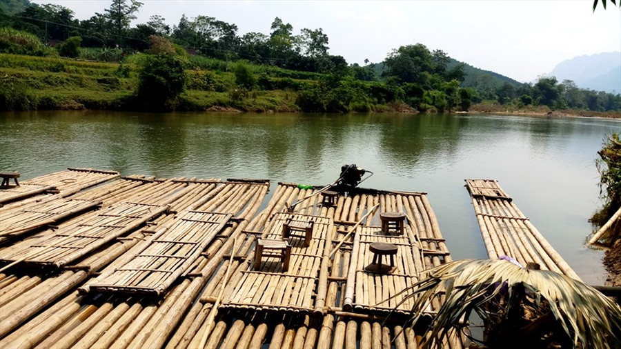 Thưởng ngoạn cảnh sông núi bằng bè luồng.