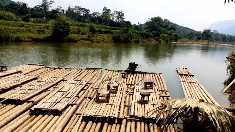 Thưởng ngoạn cảnh sông núi bằng bè luồng.