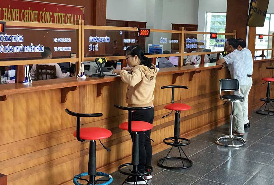 Người dân đến giao dịch tại Trung tâm Phục vụ Hành chính công tỉnh. Ảnh: H.D
