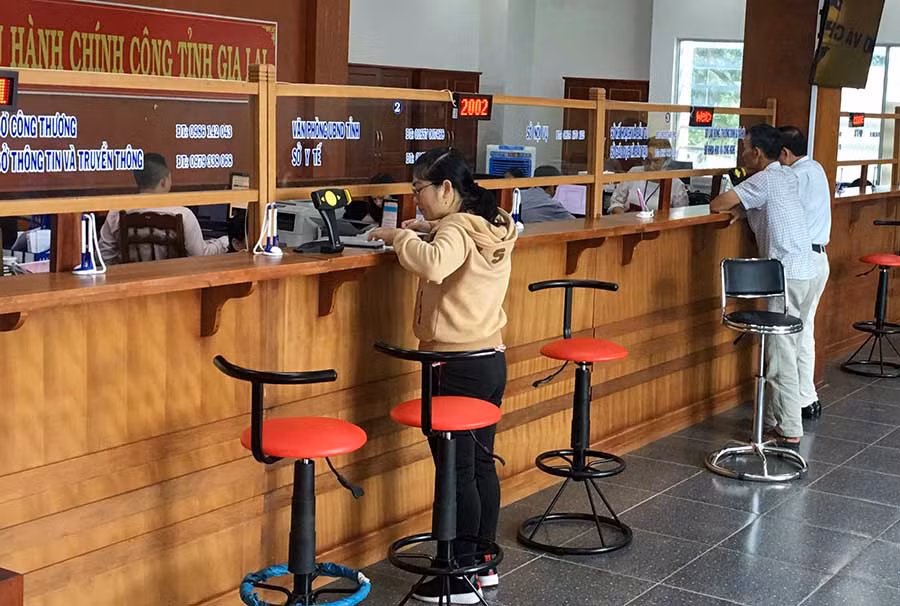 Người dân đến giao dịch tại Trung tâm Phục vụ Hành chính công tỉnh. Ảnh: H.D