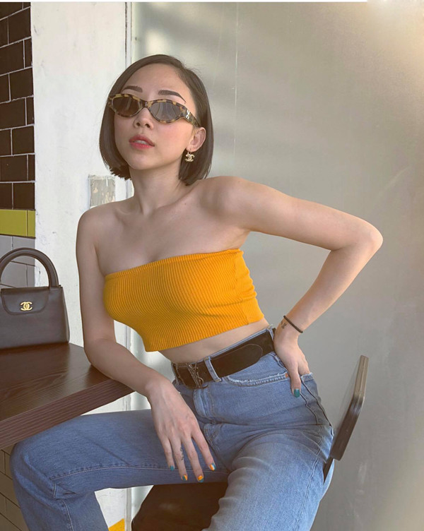  Ở mùa thời trang 2018, ngoài các kiểu váy sexy, nữ ca sĩ còn dành nhiều tình cảm cho kiểu quần jeans cổ điển. Cô chọn chúng để mix cùng các mẫu áo quây, áo sát nách và các món phụ kiện thời thượng.