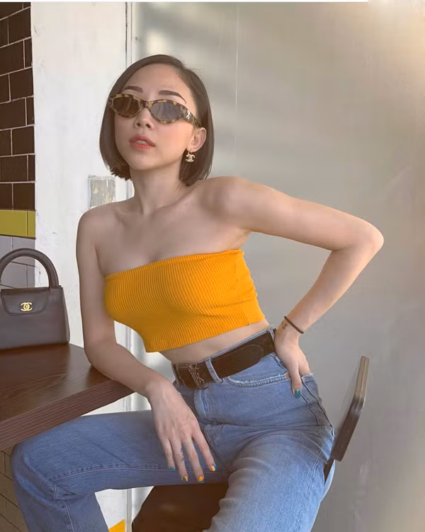  Ở mùa thời trang 2018, ngoài các kiểu váy sexy, nữ ca sĩ còn dành nhiều tình cảm cho kiểu quần jeans cổ điển. Cô chọn chúng để mix cùng các mẫu áo quây, áo sát nách và các món phụ kiện thời thượng.