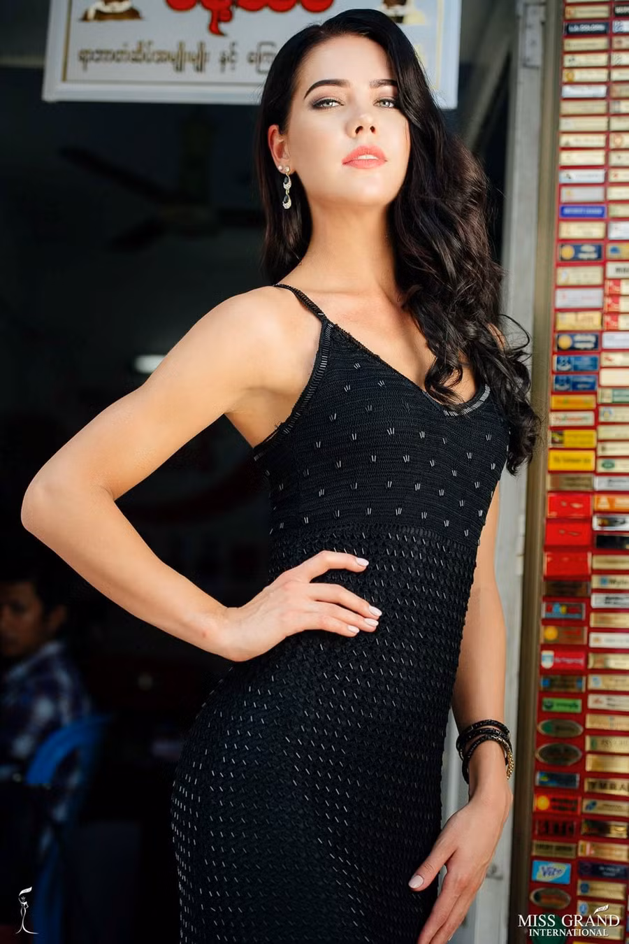 Ở khu vực châu Âu và châu Phi, người đẹp Estonia đẫn dầu lượt bầu chọn. Ảnh chân dung của cô được khen là có khí chất.