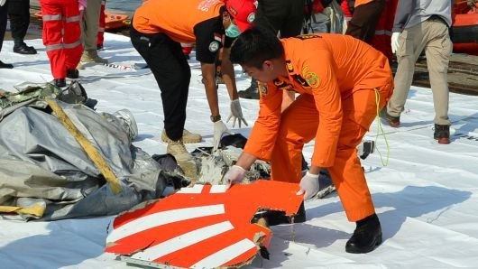 Đội cứu hộ trục vớt mảnh vỡ in logo hãng Lion Air tại cảng Tanjung Priok, Jakarta. Ảnh: Reuters
