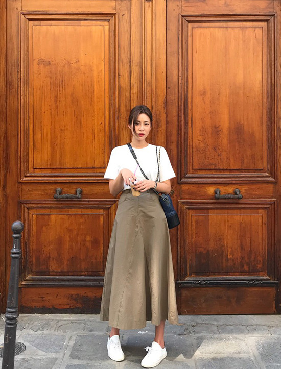 Một trong những yếu tố khiến chân váy vải dày, vải thô được yêu thích ở mùa thu đông năm nay là tính thích ứng với nhiều kiểu áo và phụ kiện khác nhau. Váy kaki dễ dàng phối cùng các kiểu áo thun, giầy thể thao để xây dựng hình ảnh năng động.