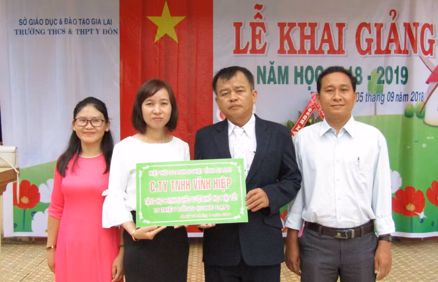 Công ty TNHH Vĩnh Hiệp tặng xe đạp học sinh nghèo vượt khó tại Trường THCS - THPT Y Đôn huyện Đak Pơ. Ảnh: Thanh Nhật