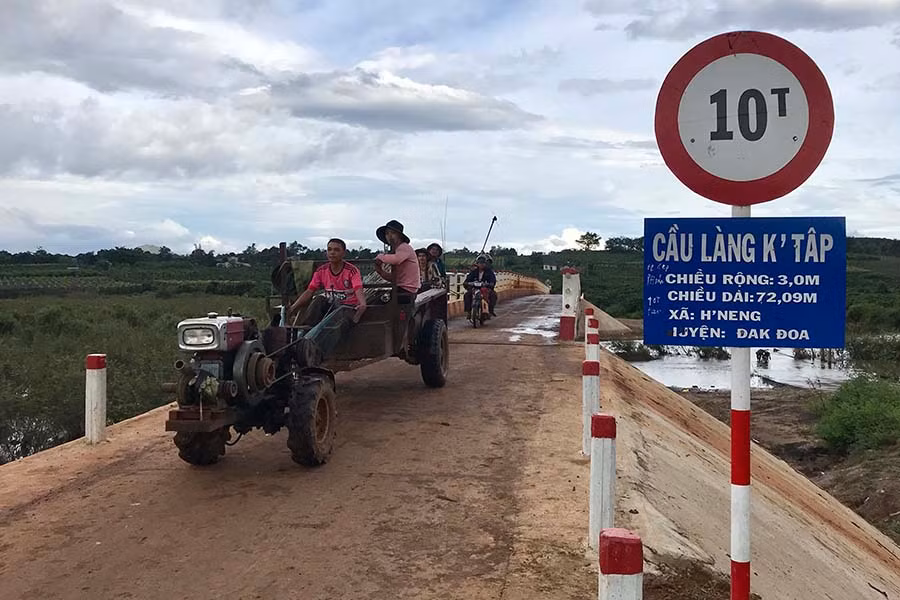  Cầu K'Tập đưa vào sử dụng giúp người dân xã Hneng và Nam Yang (huyện Đak Đoa) đi lại thuận tiện. Ảnh: H.D