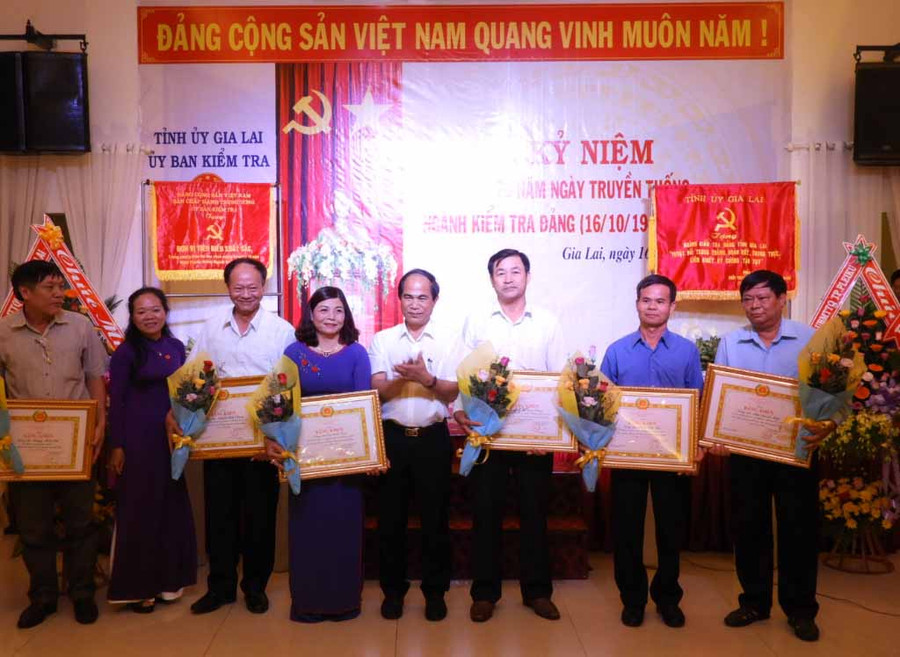 Tặng bằng khen của Ban Thường vụ Tỉnh ủy Gia Lai cho các tập thể và cá nhân. Ảnh: Thanh Nhật