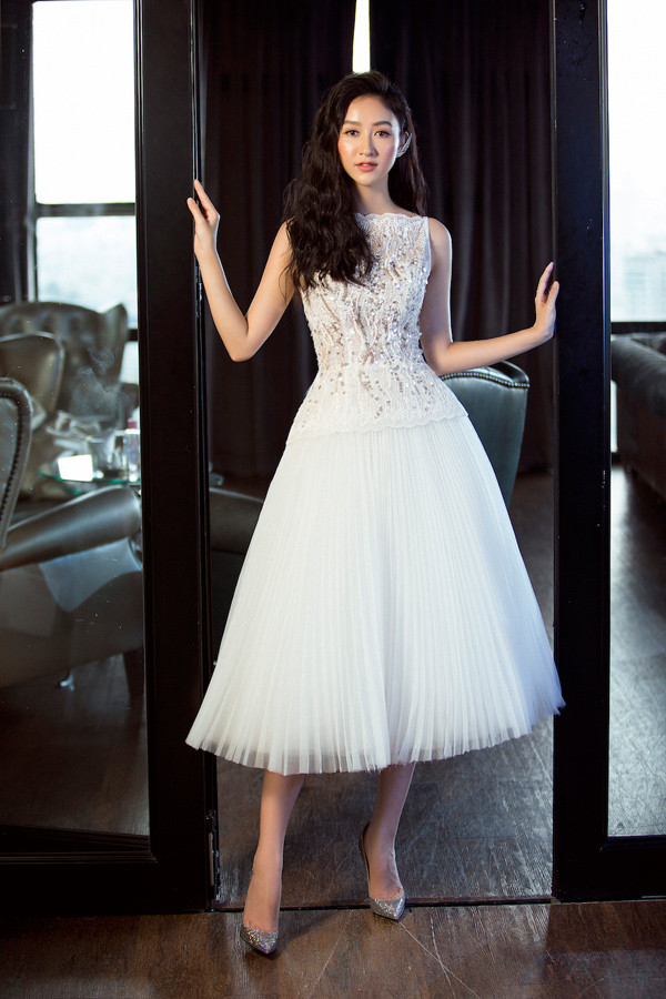  Á hậu Đại dương 2014 trông như công chúa với chiếc váy xòe bồng bềnh, sử dụng kỹ thuật đính kết tỉ mỉ ở phần thân trên.