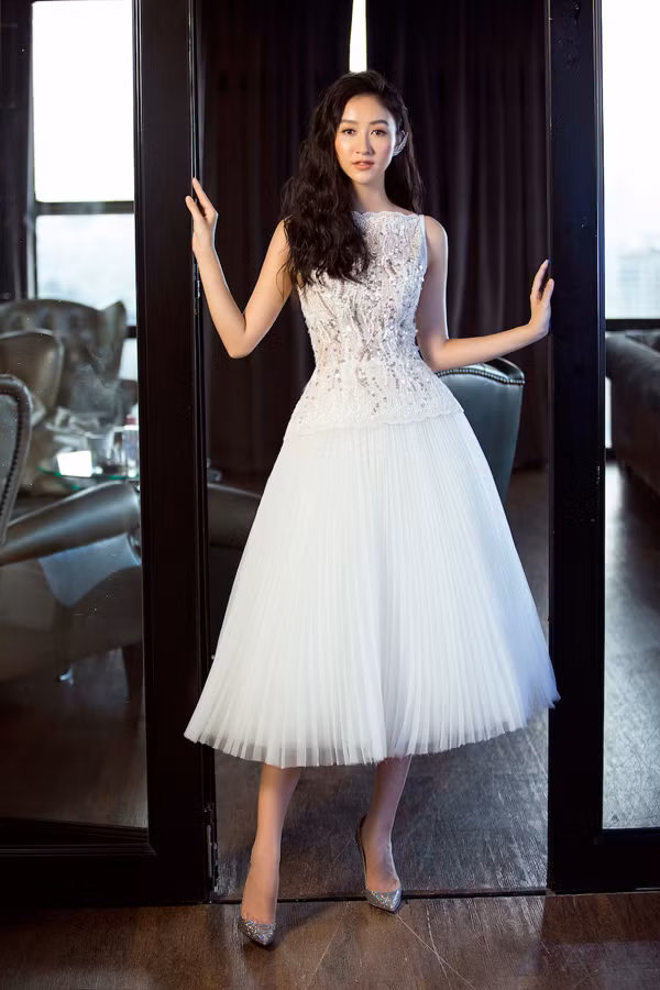  Á hậu Đại dương 2014 trông như công chúa với chiếc váy xòe bồng bềnh, sử dụng kỹ thuật đính kết tỉ mỉ ở phần thân trên.