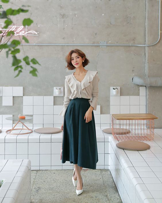 Dáng váy xòe ảnh hưởng từ phong cách cổ điển là trang phục được ưa chuộng nhất. Trang phục này thường được kết hợp với các kiểu áo blouse để tăng nét điệu đà cho phái đẹp.