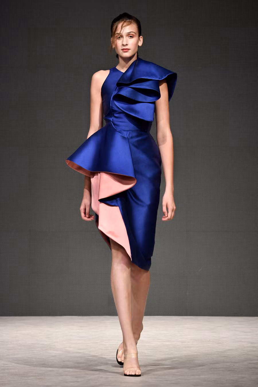 Bộ sưu tập lần này chủ yếu được nhà thiết kế tập trung với phom dáng tạo độ phồng, xếp nếp trên trang phục. Theo như chia sẻ của Phương My, đây là một trong những kỹ thuật khó nhất đòi hỏi chất liệu phải có độ dày vừa phải cùng độ bóng nhất định, để người đối diện có thể cảm nhận những đường gấp khúc trên trang phục. 