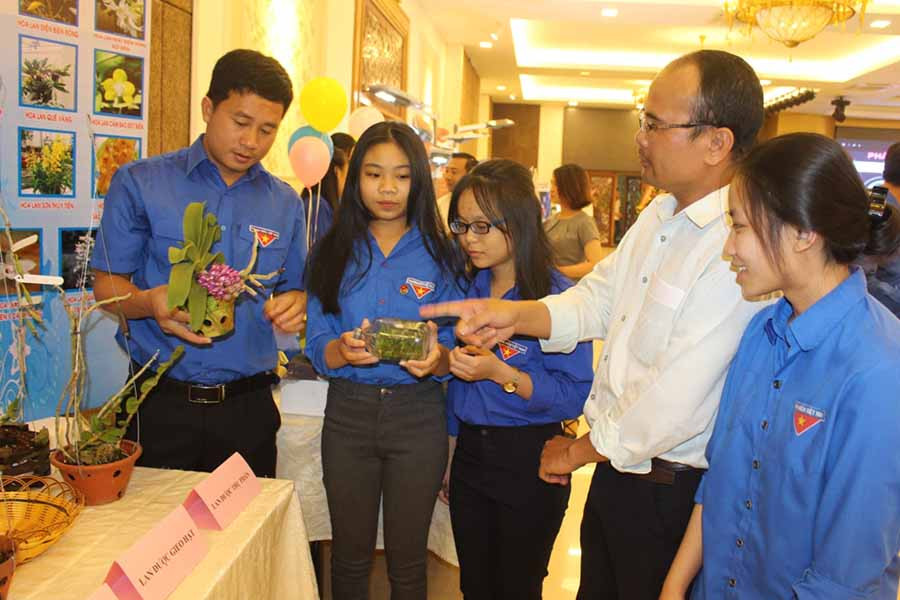  Gian hàng trưng bày của anh Phạm Thăng Bằng (ngoài cùng bên trái)-tác giả ý tưởng “Mô hình phát triển kinh tế gắn với bảo tồn và nhân rộng các giống lan rừng quý hiếm”. Ảnh: P.L