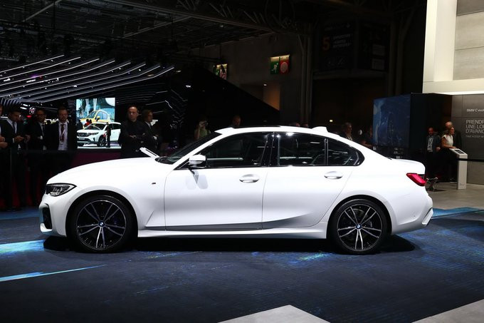 So với thế hệ cũ, series 3 2019 dài hơn 85 mm, rộng hơn 16 mm, chiều cao gần như tương đương. Chiều dài cơ sở đạt 2.851 mm, lớn nhất phân khúc sedan hạng sang cỡ nhỏ. So với thế hệ cũ, series 3 2019 dài hơn 85 mm, rộng hơn 16 mm, chiều cao gần như tương đương. Chiều dài cơ sở đạt 2.851 mm, lớn nhất phân khúc sedan hạng sang cỡ nhỏ.