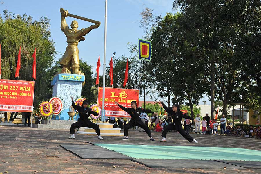  Biểu diễn võ cổ truyền trong ngày lễ lớn. Ảnh: N.M