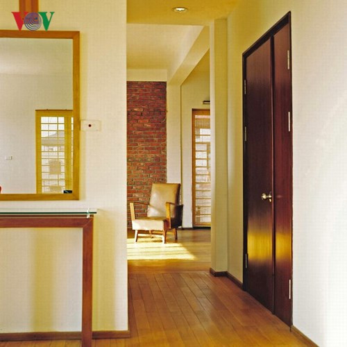  Lầu 3 – nơi có phòng ngủ chính của chủ nhân được tổ chức như một căn hộ độc lập với phòng ngủ một bên và thư viện – phòng làm việc một bên; khối vệ sinh ở giữa.