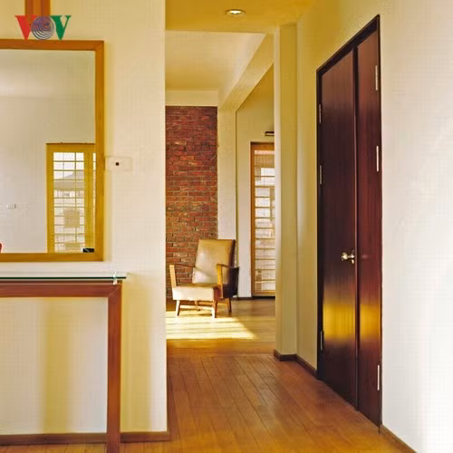  Lầu 3 – nơi có phòng ngủ chính của chủ nhân được tổ chức như một căn hộ độc lập với phòng ngủ một bên và thư viện – phòng làm việc một bên; khối vệ sinh ở giữa.