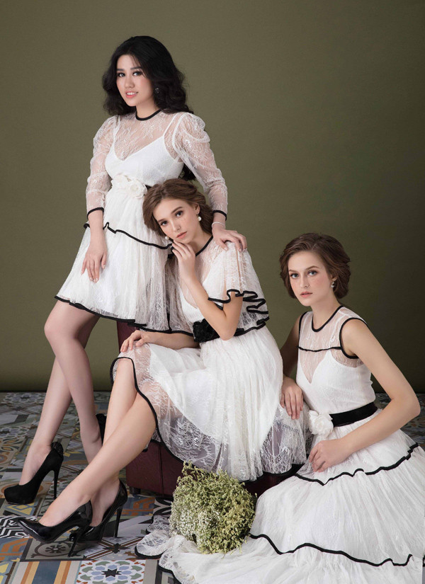 Điểm nhấn của sưu tập là những chiếc thắt lưng đính hoa mẫu đơn. Đây là loại hoa tượng trưng cho sự hạnh phúc, thịnh vượng. Điểm nhấn của sưu tập là những chiếc thắt lưng đính hoa mẫu đơn. Đây là loại hoa tượng trưng cho sự hạnh phúc, thịnh vượng.